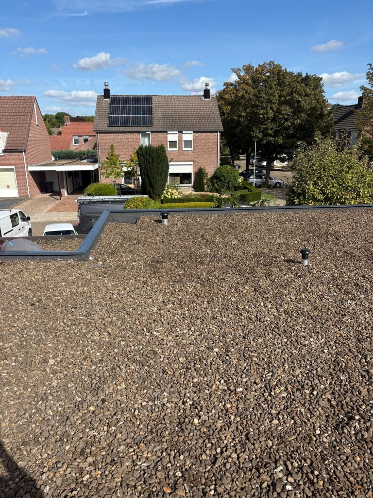 Platdak renovatie met isolatie in Munstergeleen — Munstergeleen