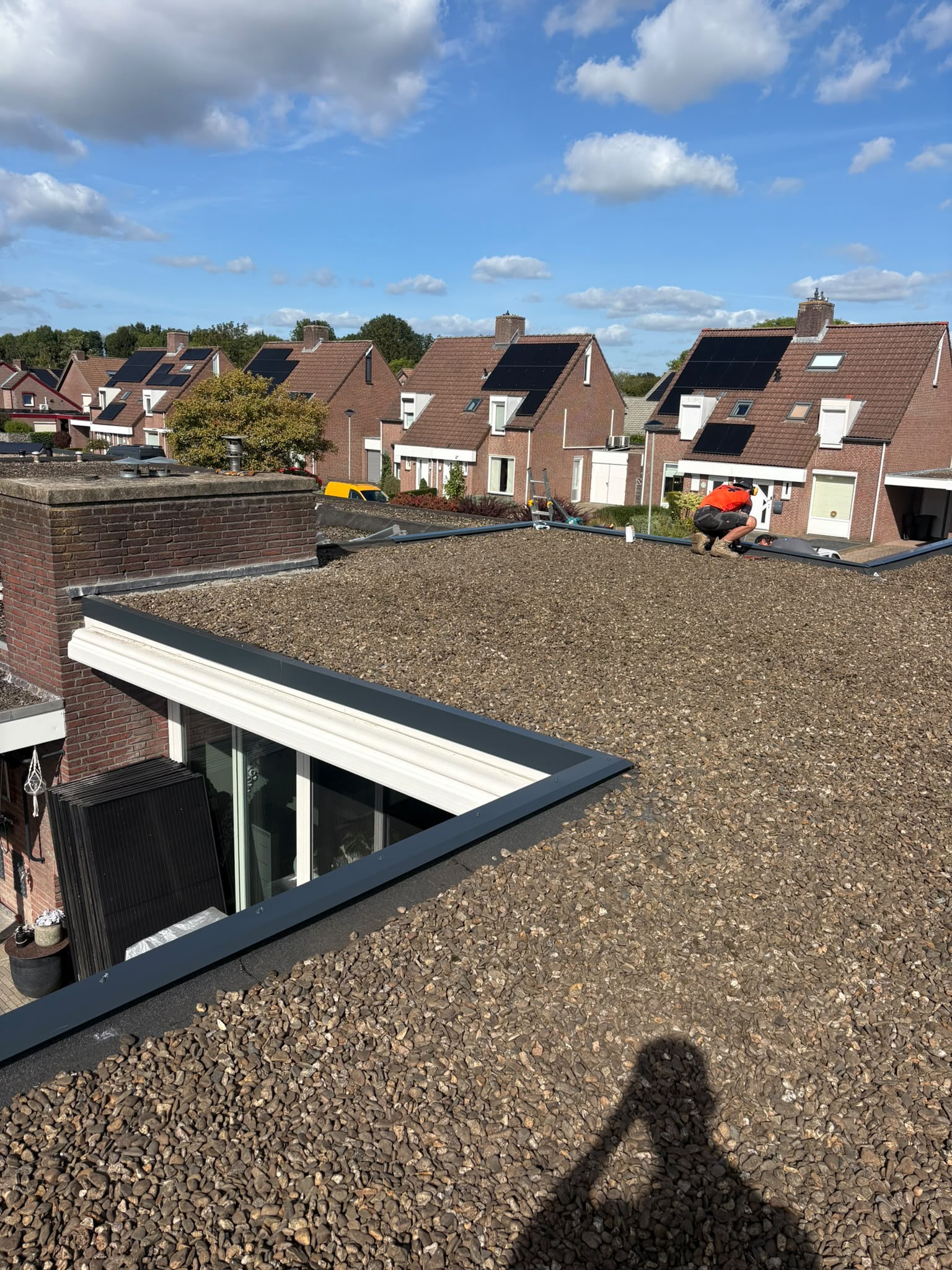 Gerenoveerd plat dak met grind en strakke daktrim in Munstergeleen