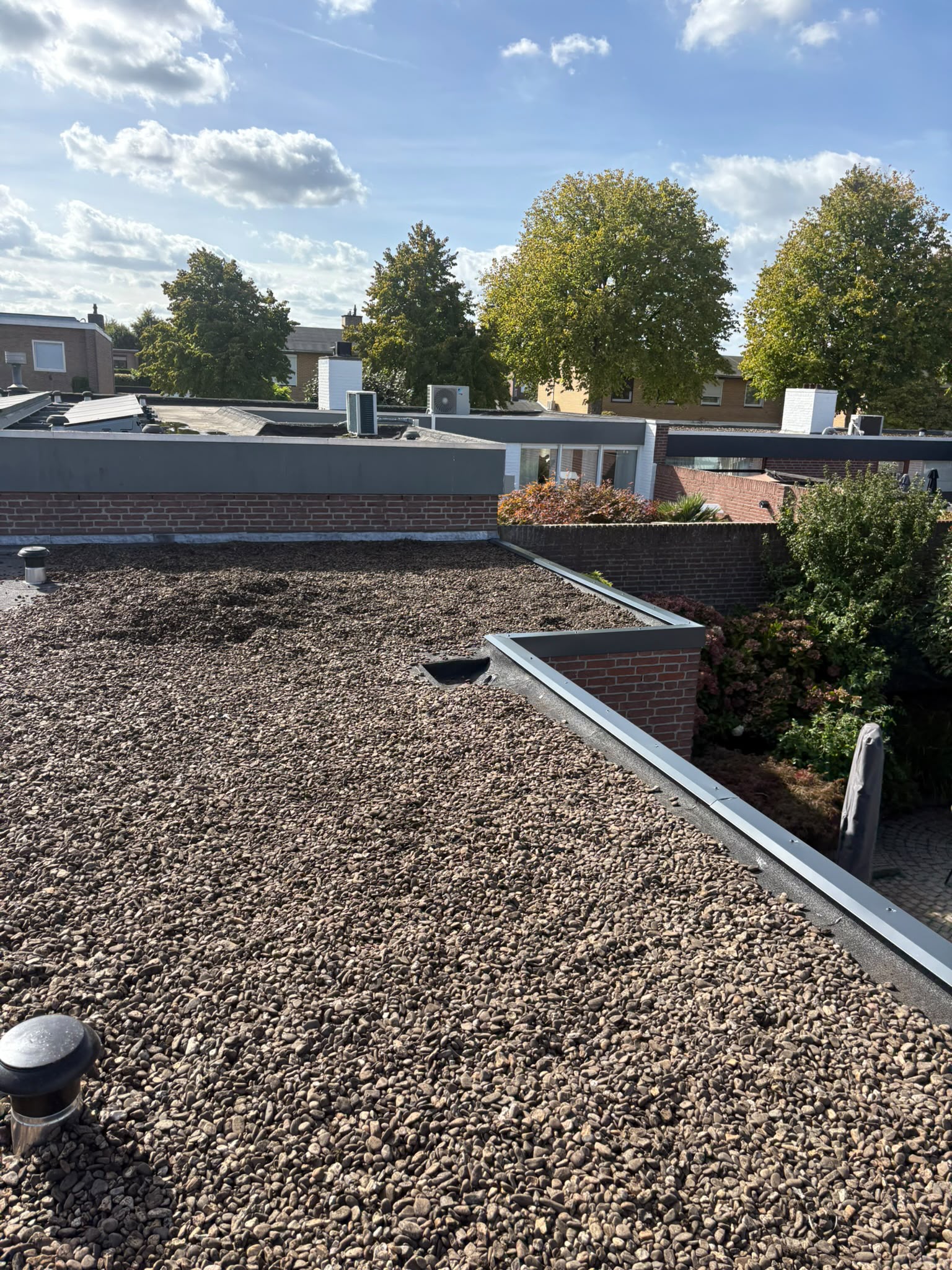 Nieuwe daktrim en lood bij de muur op plat dak