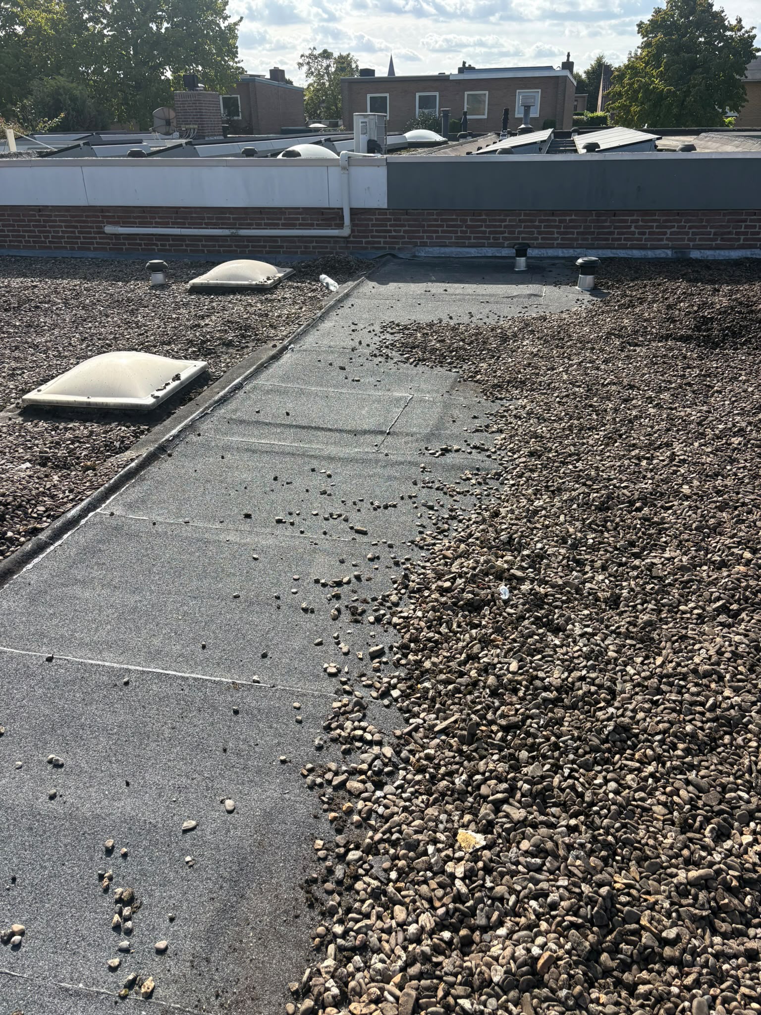 Bitumen toplaag met leislag op plat dak