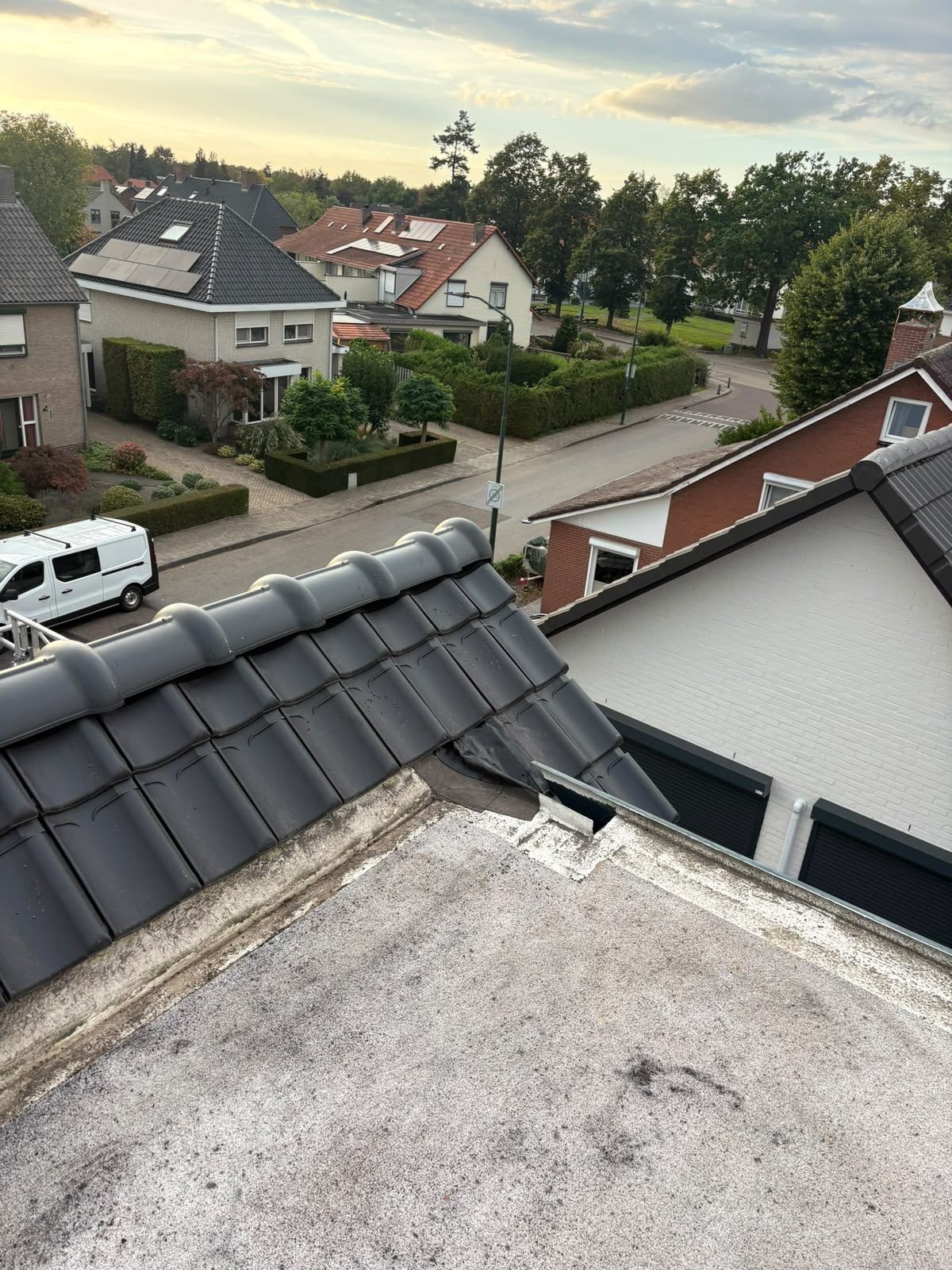 Aansluiting van de nok op het platte dak