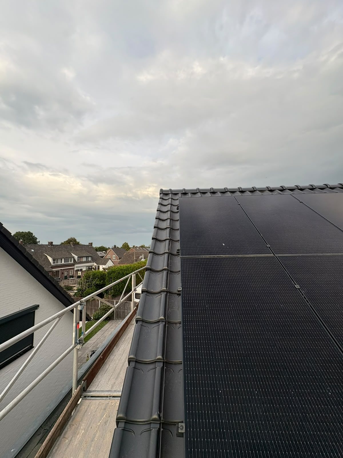 Nieuwe gevelpannen naast de zonnepanelen