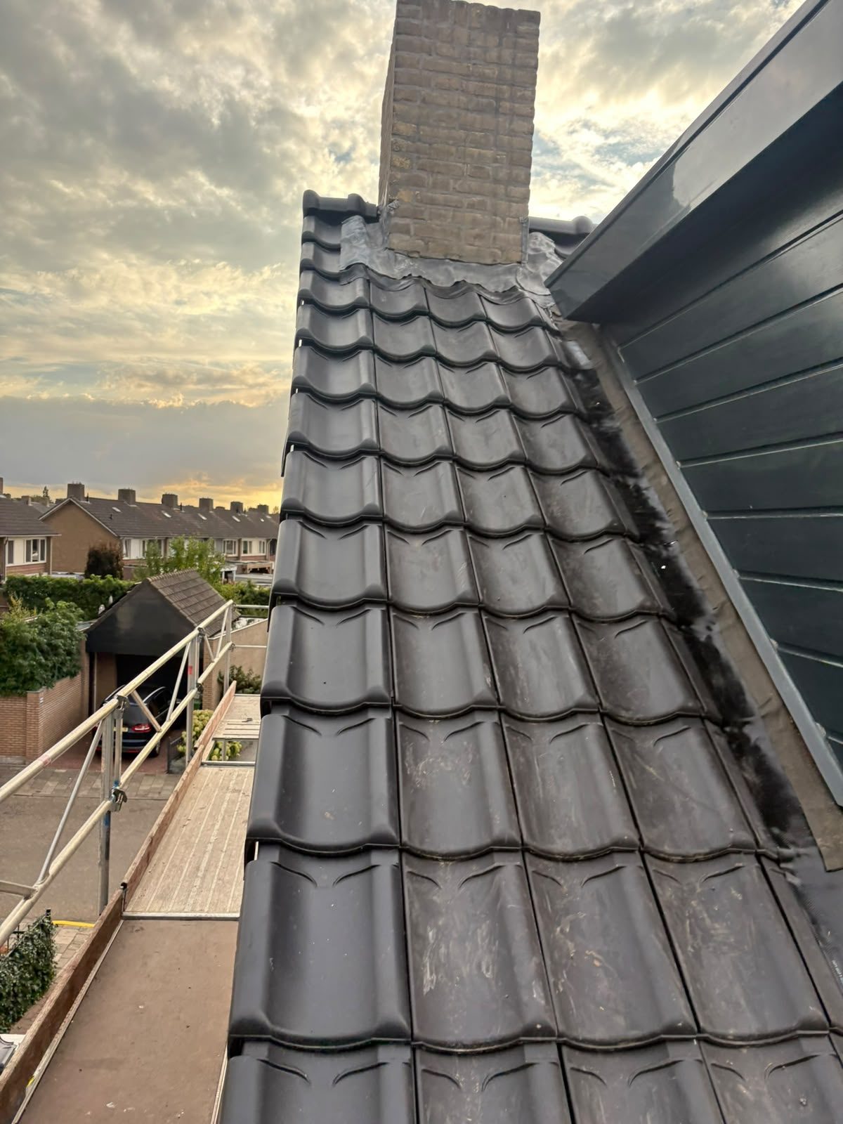 Nieuwe pannen netjes aangesloten langs de dakkapel