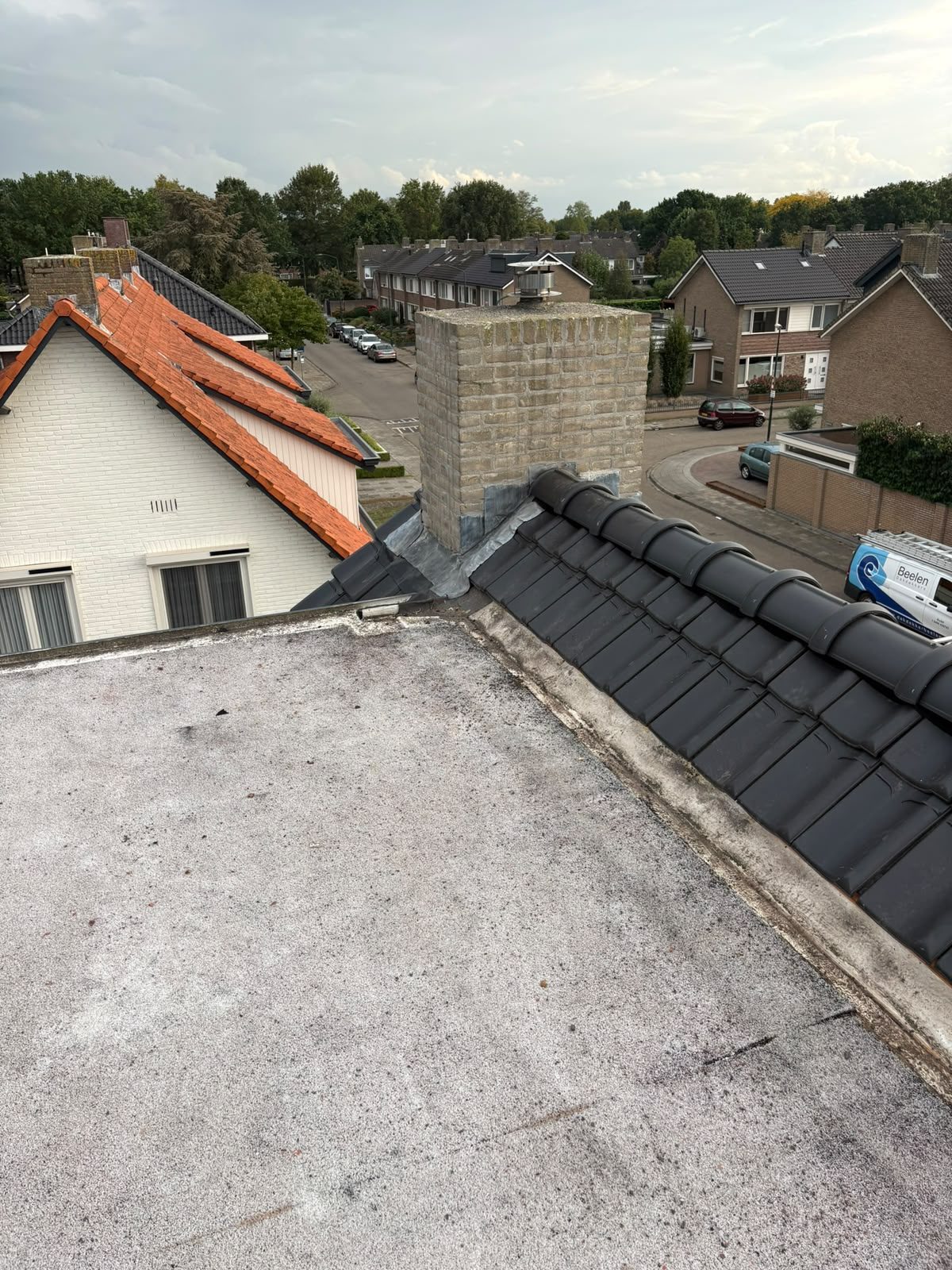 Nieuwe nok en schoorsteen naast het platte dak