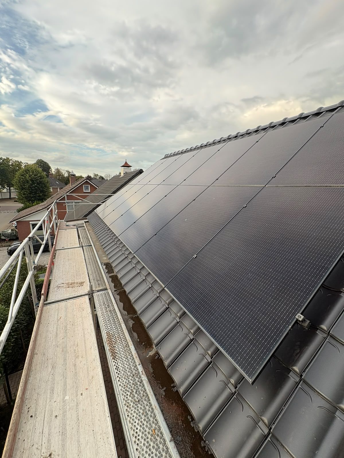 Zonnepanelen en nieuwe dakpannen aan de dakvoet