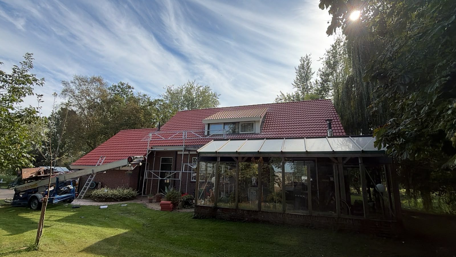 Nieuw pannendak aan de achterzijde van de woning in Wamel