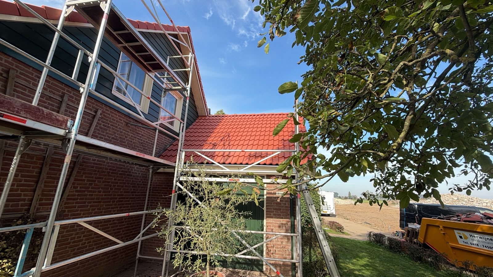 Nieuw pannendak op de aanbouw aan de zijkant van de woning