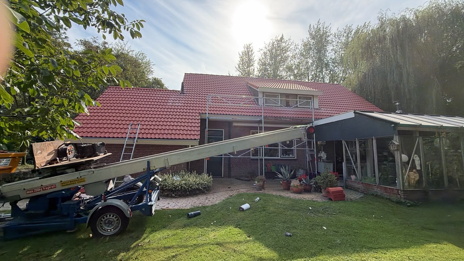 Pannenlift en steiger aan de achterzijde van de woning in Wamel